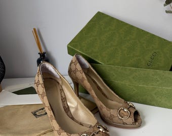 Décolleté Gucci GG Canvas Horsebit con tacco, punta aperta, beige e marrone, taglia 37.5 EU / US 7.5