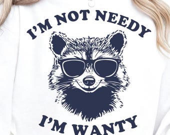 Lustiger Waschbär Png, ich bin nicht bedürftig, ich bin gesucht, sarkastischer Waschbär Png, Retro trendige freche, schnörkelige Tierzitate, wilde Waschbärsublimation
