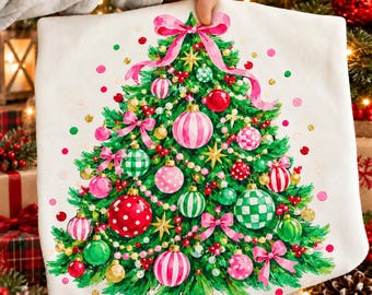 Preppy-Weihnachtsbaum (PNG), Rosa-grüner Weihnachtsschmuck (PNG), Handbemalter Weihnachtsbaum, Mädchenhaftes Weihnachtsmotiv (PNG), Farbenfrohes Weihnachts-Sublimationsdesign (PNG)