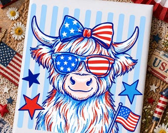 Mucca patriottica delle Highlands PNG, Mucca del 4 luglio PNG, Design per maglietta con fiocco bandiera USA, Rosso Bianco Blu