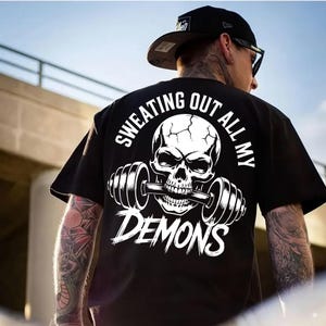 Svettas ut alla mina demoner PNG | Träningströja design | Gymcitat PNG | Fitnessmotivation | Tyngdlyftning PNG | Sublimering för mäns träning