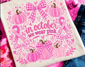 Im Oktober tragen wir Pink (PNG), Brustkrebsbewusstsein (PNG), Kürbis mit rosa Schleife (PNG), Herbstdesign mit koketter Schleife, T-Shirt zur Unterstützung von Brustkrebs