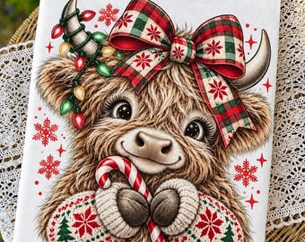 Weihnachtliches Hochlandrind (PNG), Niedliches Hochlandrind (PNG), Weihnachtskuh mit karierter Schleife (PNG), Zuckerstangenkuh, Gemütliches Bauernhaus-Weihnachts-Sublimationsdesign