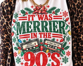 „It Was Merrier in the 90s“ (PNG), Retro-Weihnachten (PNG), 90er-Jahre-Kassette (PNG), Vintage-Weihnachts-Shirt-Grafik, Nostalgisches Weihnachts-Sublimationsdesign