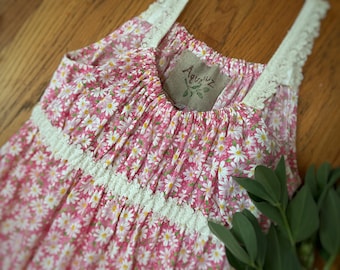 Vestido camisero de algodón hecho a mano con margaritas rosas, estilo campestre, estilo pradera, vestido de fresas, Holly Hobbie