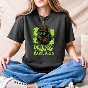 Black Wizard Cat Shirt, Ghost Dogs, Comfort Colors, Halloween Shirt, Wizard Wand, Magical Hat, Defense Against Bark Arts, Cute Cat Shirt immagine 2
