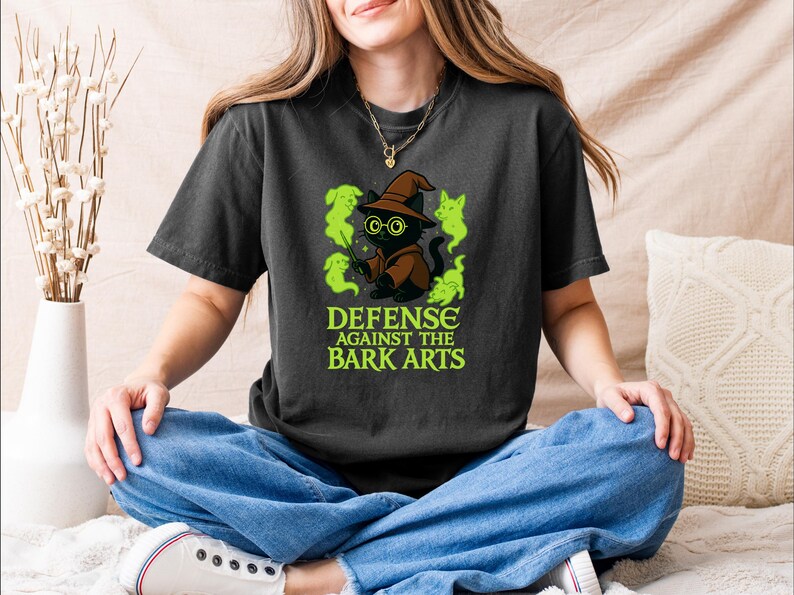 Black Wizard Cat Shirt, Ghost Dogs, Comfort Colors, Halloween Shirt, Wizard Wand, Magical Hat, Defense Against Bark Arts, Cute Cat Shirt immagine 2