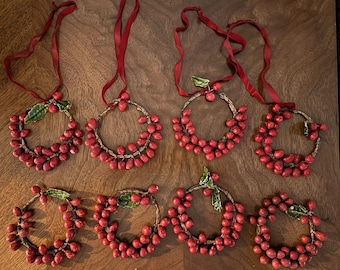 Vintage kerstkransjes met rode winterbessen, kleine kransjes van 10 cm doorsnee - set van 8