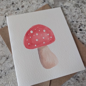 Cartão de felicitações em branco com cogumelo aquarela