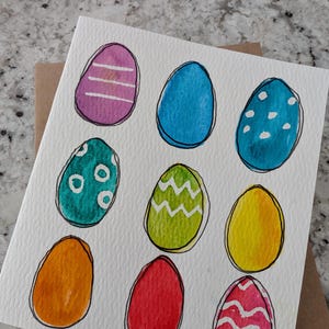 Tarjeta con huevo de Pascua de arcoíris en acuarela