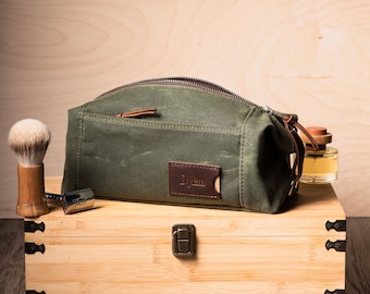 Gepersonaliseerde toilettas voor mannen met zakken: opvouwbare waxed canvas Dopp Kit, afstudeercadeau voor hem, gemaakt in de VS