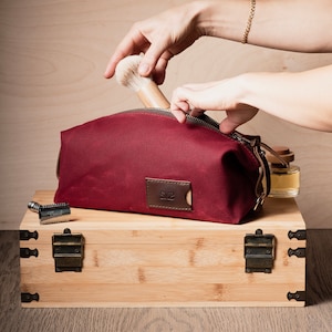 Kit Dopp personnalisé : trousse de toilette pliante en toile cirée rouge bordeaux, cadeau de fête des pères pour lui, cadeau de Noël pour elle, fabriqué aux États-Unis