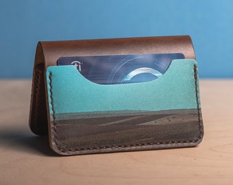 Terrain - Leder Bifold Wallet, Personalisierte Leder Portemonnaie, Schlanke Leder Kartenhalter, Handgemachtes Geschenk für Kunst Liebhaber