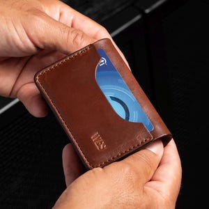 Cartera plegable de cuero para hombre, personalizada, tarjetero fino de cuero, regalo hecho a mano para él, regalo de tercer aniversario para su esposo.