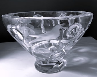 "Lalique ""Verone"" Mittelstück-Schale mit gefrosteten Vögeln und klaren Bildlaufranken - 11 "Durchmesser x 7-1 / 2" Höhe."