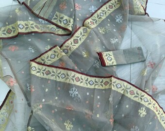 Handcrafted Muslin Jamdani Saree: Bengal Festive Wear with Golden Zari