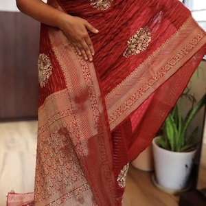 Sari in morbida seta Kanchi con ricami Parsi kashida: colore rosso, splendidi motivi floreali ricamati. Perfetto per ogni occasione. Un capo essenziale per il guardaroba.
