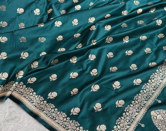 Sari de seda katan con estampado floral de pavo real: ropa de trabajo con zari de cobre y ropa de fiesta