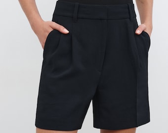 Schwarze hoch taillierte Shorts, plissierte Shorts, Smart-Casual Sommerkleidung, maßgeschneiderte Shorts für Frauen, Arissa Shorts, Marcella - MP2079