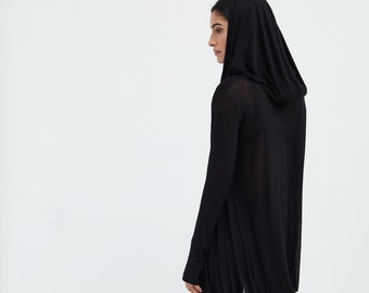 Schwarze drapierte übergroße Tunika, Hoodie mit asymmetrischem Saum, Bequemes Top mit Wasserfallausschnitt, Kapuzenpullover, schieres Jersey-Oberteil, Oslo Tunika, Marcella - MB1847