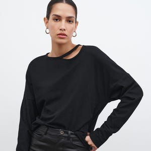 カットアウト ロングスリーブ T シャツ、ボクシー T シャツ、袖付きオーバーサイズ シャツ、ブラック ミニマリスト T シャツ、ジェローム カットアウト トップ、マルセラ - MB1975