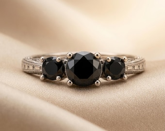 Anillo de compromiso Art Déco de tres piedras, anillo de boda de diamantes y moissanita negra redonda, anillo trilogía de estilo vintage para mujer, anillo grabado para ella.
