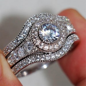 Conjunto de anéis de noivado Milgrain Halo, conjunto de alianças de casamento com diamantes de moissanita em corte redondo, conjunto de três anéis de prata 925 para ela, anel feminino de três peças