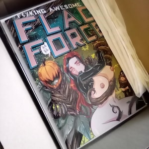 Peut inclure: Une couverture de bande dessinée avec le titre "F*cking Awesome Flag Force" en lettres roses et blanches. La couverture présente une femme aux cheveux roux et une tenue noire, une citrouille et un fond vert et marron.