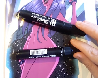 Może przedstawiać: Dwa czarne markery permanentne Sharpie W10 umieszczone poziomo na okładce komiksu zatytułowanego SAVAGE #2. Komiks przedstawia postać o różowej skórze z długimi fioletowymi włosami na tle ciemnego, gwieździstego kosmosu z futurystyczną bronią.