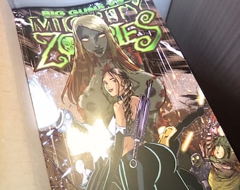 Może przedstawiać: Komiks zatytułowany Big Guns vs Mighty Zombies przedstawiający dużą, szaroskórą postać zombie górującą nad postacią z długim warkoczem, ubraną w czarne spodnie i biały top, trzymającą broń palną pośród chaotycznej sceny bitewnej.