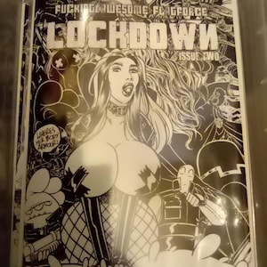 Könnte beinhalten: Schwarz-weiß Comic-Cover mit dem Titel "Lockdown" und dem Text "Fucking Awesome Flagforce". Die Illustration zeigt eine Frau mit langen Haaren und einem freizügigen Outfit. Der Text "Issue Two" ist ebenfalls sichtbar.