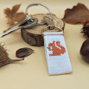 Handgemachter Eichhörnchen Schlüsselanhänger - personalisierbar mit Buchstabe, Name - handbestickt im Kreuzstich, Geschenk Eichhörnchen