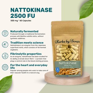 K&ouml;nnte beinhalten: Eine Packung Nattokinase 2500 FU Kapseln, 500 mg, mit dem Text "Herbs by Sonja". Die Kapseln befinden sich in einem transparenten Beutel. Das Produkt ist f&uuml;r die Herzgesundheit und den Alltag bestimmt. Das Etikett lautet "Swedish premium product."