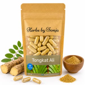 以下が含まれることがあります： Herbs by Sonja Tongkat Aliとラベルが貼られた茶色のスタンドパウチには、450mgのカプセルが60個入っています。パッケージには透明な窓があり、薄茶色のカプセルが見えます。横には2つの木質の根の断片と、粉末が入った小さな木製のボウルが置かれています。