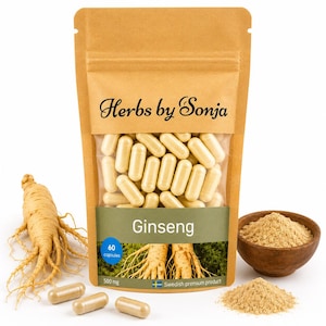 Könnte beinhalten: Ein brauner Kraftpapierbeutel mit der Aufschrift Herbs by Sonja, der 60 beige Ginseng-Kapseln enthält. Das Etikett zeigt den Text Ginseng, 500 mg und Swedish premium product. Eine ganze Ginsengwurzel und eine Holzschale mit Pulver sind zu sehen.