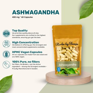 Może przedstawiać: Ż&oacute;łty woreczek z przezroczystym okienkiem, w kt&oacute;rym widać białe kapsułki. Woreczek jest oznaczony napisem "Herbs by Sonja" i "Ashwagandha". Woreczek leży na drewnianej powierzchni. Na białym tle widoczny jest napis "400 mg * 60 Kapsułek".