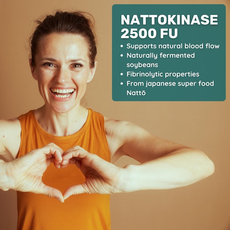 K&ouml;nnte beinhalten: Eine Frau in einem orangefarbenen Oberteil formt mit ihren H&auml;nden ein Herz. Text auf gr&uuml;nem Hintergrund lautet "NATTOKINASE 2500 FU" und listet Vorteile auf, darunter die Unterst&uuml;tzung des Blutflusses und die Herkunft aus dem japanischen Superfood Nattō.