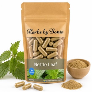 Könnte beinhalten: Ein brauner Standbeutel mit der Aufschrift Herbs by Sonja Nettle Leaf, der 60 Kapseln zu je 430 mg enthält. Die Verpackung zeigt eine schwedische Flagge, ein Bild einer Brennnesselpflanze, eine kleine Schale mit braunem Pulver und drei lose Kapseln.