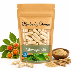 Può includere: Una busta in carta kraft marrone contenente 60 capsule beige di Ashwagandha, etichettata Herbs by Sonja. La confezione presenta una finestra trasparente, un cerchio blu e una piccola bandiera svedese. Accanto alla busta ci sono bacche e radici.