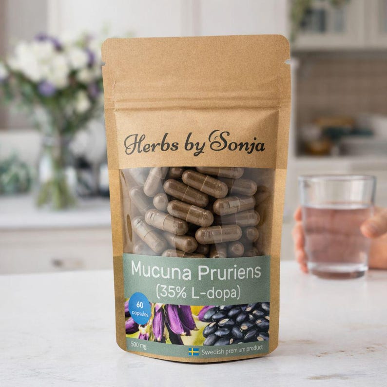 Może przedstawiać: Brązowa papierowa torba z przezroczystym okienkiem, wypełniona brązowymi kapsułkami. Etykieta głosi "Herbs by Sonja" i "Mucuna Pruriens (35% L-dopa)". Na torbie znajduje się r&oacute;wnież informacja o 60 kapsułkach i 500 mg. W tle szklanka wody.