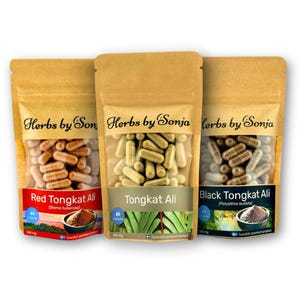 Op de afbeelding: Drie bruine papieren zakjes met witte tekst die "Herbs by Sonja" luidt. Elk zakje bevat capsules en een klein zakje poeder. De zakjes zijn gelabeld met "Red Tongkat Ali (Stema tuberosa)", "Tongkat Ali" en "Black Tongkat Ali (Polyalthia bullata)".