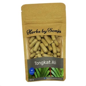 Puede incluir: Una bolsa marrón con una ventana transparente que muestra 60 cápsulas de Tongkat Ali. La bolsa tiene el texto "Herbs by Sonja" y "Tongkat Ali" impreso en ella. La bolsa también tiene el texto "60 cápsulas" y "450 mg" impreso en ella. La bolsa tiene una bandera sueca y el texto "Producto sueco de primera calidad" impreso en ella.