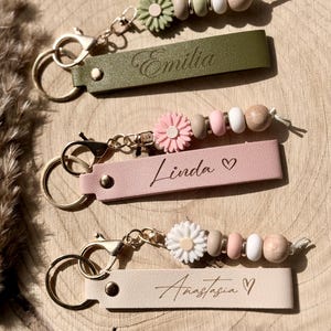 Personalisierter Schlüsselanhänger mit Name - Lederanhänger mit Gravur - Blumenperlen- Geschenkidee für Frauen - Freundinnen - Mama