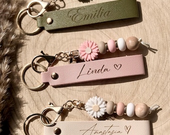 Personalisierter Schlüsselanhänger mit Name - Lederanhänger mit Gravur - Blumenperlen- Geschenkidee für Frauen - Freundinnen - Mama