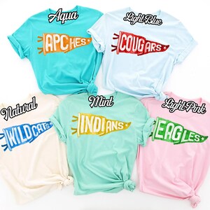 Personalisierte Maskottchen Aquarell Wimpel Bella Canvas Shirts - Benutzerdefinierte Schulteam T-Shirts mit Ihren Farben & Namen für Sports Spirit Wear