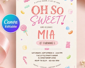 Puede incluir: Una tarjeta de invitación de cumpleaños rectangular con ilustraciones de dulces dibujadas a mano, incluyendo piruletas, ositos de goma y caramelos envueltos. El texto dice: A LITTLE SUGAR, A LOT OF LOVE, OH SO SWEET! COME CELEBRATE MIA IS TURNING 5.