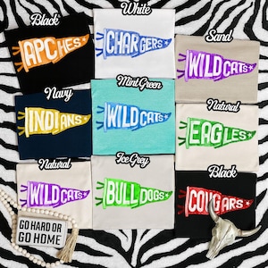 Personalisierte Maskottchen Aquarell Wimpel Bella Canvas Shirts - Benutzerdefinierte Schulteam T-Shirts mit Ihren Farben & Namen für Sports Spirit Wear