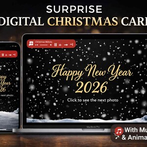 Könnte beinhalten: Eine digitale Weihnachtskarte, die auf einem Laptop und Smartphone angezeigt wird. Die Bildschirme zeigen eine Schneelandschaft mit dem Text "Happy New Year 2026". Die Karte enthält Musik und Animation, mit den Worten "With Music & Animation" unten.