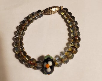 Small bracelet with floral center and amber color crystals