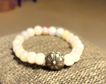 Elastic bracelet with silver flower and white beads